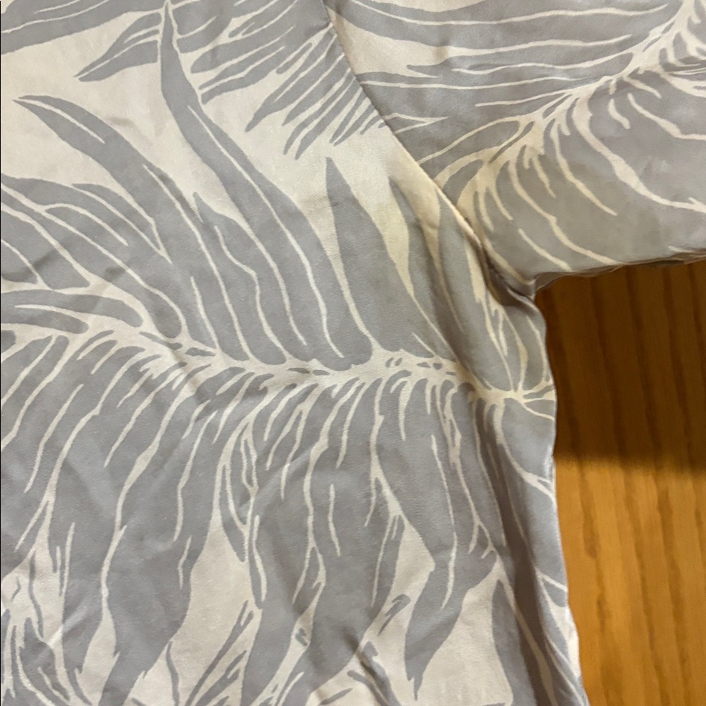 Club Monaco 100% silk blouse - Picture 4 of 10